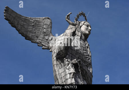 Detail der riesigen Aluminium abgedeckt Statue der Jungfrau von Quito. Die Statue befindet sich oben auf dem Hügel über Quito El Panecillo gelegen. Es war Stockfoto