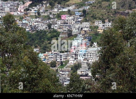 Blick auf Quito von der Jungfrau von Quito auf der Spitze des Hügels oberhalb von Quito namens El Panecillo. Quito, Ecuador. Stockfoto