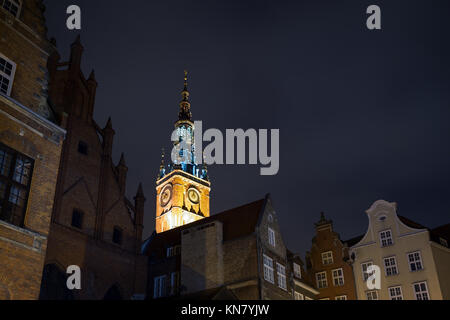 Blick auf das Rathaus der beleuchtete Turm und andere alte Gebäude in der Stadt (Altstadt) in Danzig, Polen, am Abend. Stockfoto