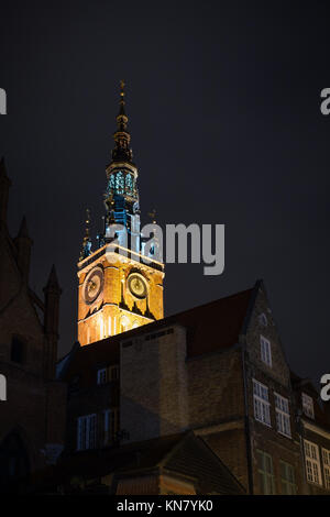 Blick auf das Rathaus der beleuchtete Turm und andere alte Gebäude in der Stadt (Altstadt) in Danzig, Polen, am Abend. Stockfoto