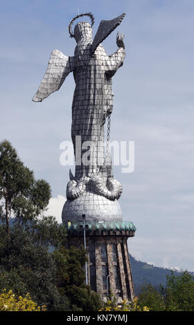 Die riesige Aluminium abgedeckt Statue der Jungfrau von Quito. Die Statue befindet sich oben auf dem Hügel über Quito El Panecillo gelegen. Es war Stockfoto