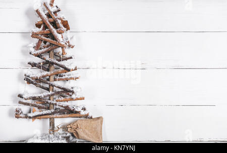 Künstliche Holz Weihnachtsbaum auf Weiße Holztisch Stockfoto