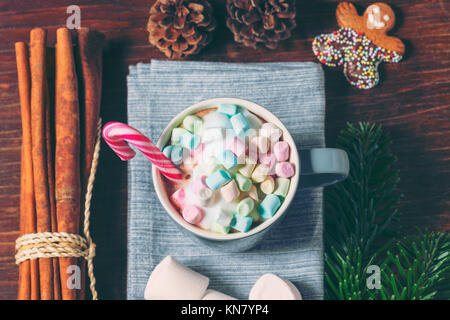 Marshmallows und Candy Cane in Tasse heiße Schokolade Stockfoto