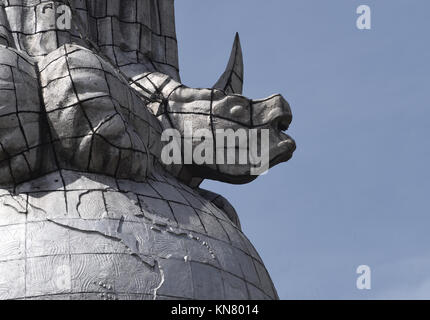 Detail der riesigen Aluminium abgedeckt Statue der Jungfrau von Quito. Die Statue befindet sich oben auf dem Hügel über Quito El Panecillo gelegen. Es war Stockfoto