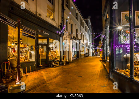 Kapelle Place Royal Tunbridge Wells malerische Fußgängerzone mit unabhängigen kunsthandwerksläden mit rotem Backstein Bürgersteige und Weihnachtsbeleuchtung Stockfoto