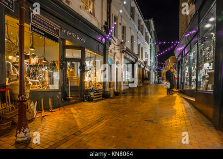 Kapelle Place Royal Tunbridge Wells malerische Fußgängerzone mit unabhängigen kunsthandwerksläden mit rotem Backstein Bürgersteige und Weihnachtsbeleuchtung Stockfoto