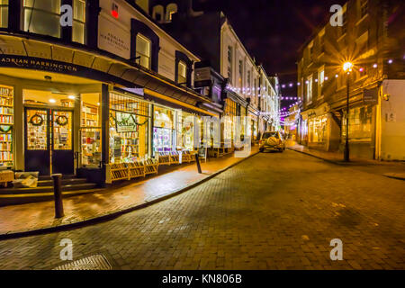 Kapelle Place Royal Tunbridge Wells malerische Fußgängerzone mit unabhängigen kunsthandwerksläden second hand Book Shop mit Weihnachtsbeleuchtung Stockfoto