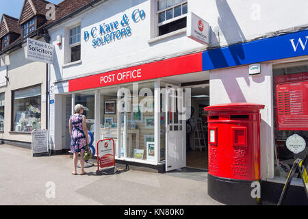 Post in W.H.Smith Zeitungsläden, High Street, Wendover, Buckinghamshire, England, Vereinigtes Königreich Stockfoto