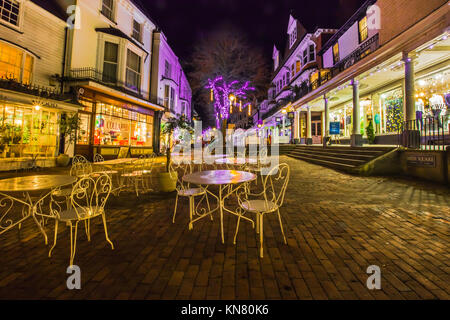 Royal Tunbridge Wells die Dachpfannen Dämmerung Abend dunkel mit shop Lichter und weihnachtliche Lichter Dezember 2017 Stockfoto