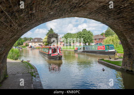 Kanalboote auf Kennet and Avon Canal, High Street, Newbury, Berkshire, England, Vereinigtes Königreich Stockfoto