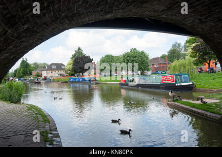 Kanalboote auf Kennet and Avon Canal, High Street, Newbury, Berkshire, England, Vereinigtes Königreich Stockfoto