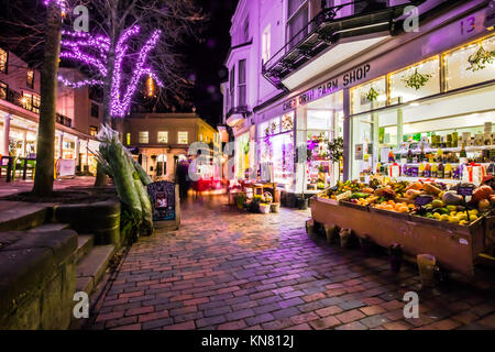 Royal Tunbridge Wells die Dachpfannen Dämmerung Abend dunkel mit shop Lichter und weihnachtliche Lichter Dezember 2017 Stockfoto