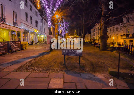 Royal Tunbridge Wells die Dachpfannen Fußgängerzone Kolonnade Dämmerung Abend dunkel mit shop Lichter und weihnachtliche Lichter Stockfoto