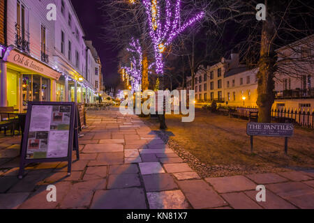 Royal Tunbridge Wells die Dachpfannen Fußgängerzone Kolonnade Dämmerung Abend dunkel mit shop Lichter und weihnachtliche Lichter Stockfoto