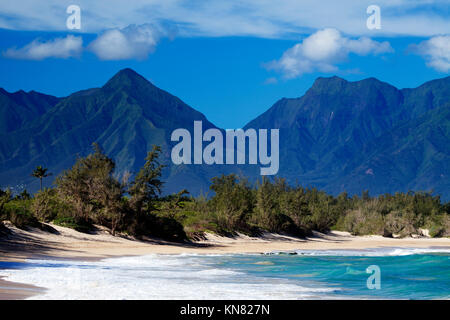 Ruhe Morgen bei Baldwin Strand, Maui, Hawaii. West Maui Berge in der Ferne. Stockfoto