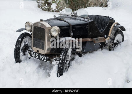 Presteigne, Powys, Wales, UK. 10. Dezember 2017. Ein starker Schneefall deckt viel von Wales einschließlich dieser kleinen walisischen Stadt. Eine alte vintage Austin Sportwagen im Schnee gefangen. Kredit Alex Ramsay/Alamy leben Nachrichten Stockfoto