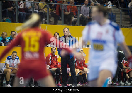 Magdeburg, Deutschland. 10 Dez, 2017. Serbien Trainer Ljubomir Obradovic (c) Uhren der Frauen Handball WM-Match zwischen Serbien und Montenegro auf die getec-Arena in Magdeburg, Deutschland, 10. Dezember 2017. Credit: Klaus-Dietmar Gabbert/dpa-Zentralbild/dpa/Alamy leben Nachrichten Stockfoto