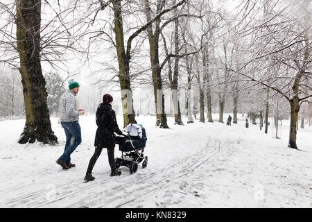 London, Großbritannien. 10 Dez, 2017. Starker Schneefall fiel in London und in Großbritannien, ein Wintermärchen für alle: galit Seligmann/Alamy Leben Nachrichten genießen Stockfoto