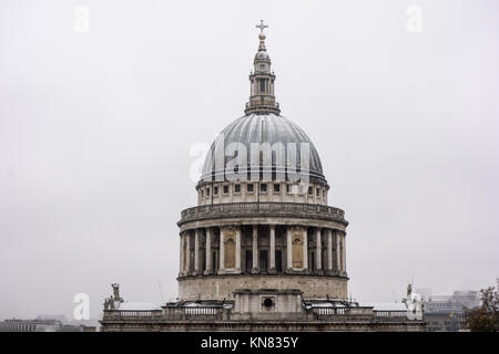 LONDON, Großbritannien - 10 Dez 2017: Ein Blick auf die St. Pauls Kathedrale von einem Neuen ändern Nach einem schweren Schneesturm in London fiel. Credit: Fawcitt/Alamy Leben Nachrichten. Stockfoto