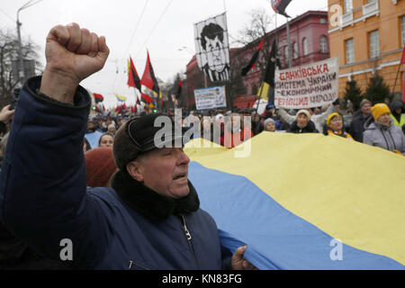 Kiew, Ukraine. 10 Dez, 2017. Dezember 10, 2017 - Anhänger des ehemaligen georgischen Präsidenten Micheil Saakaschwili Marsch durch die Stadt, die Sie während einer Kundgebung in Kiew, Ukraine 10. Dezember 2017 Quelle: anatolii Stepanov/ZUMA Draht/Alamy Live News Credit: ZUMA Press, Inc./Alamy leben Nachrichten Stockfoto