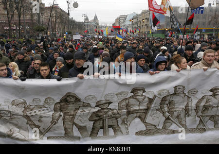 Kiew, Ukraine. 10 Dez, 2017. Dezember 10, 2017 - Anhänger des ehemaligen georgischen Präsidenten Micheil Saakaschwili Marsch durch die Stadt, die Sie während einer Kundgebung in Kiew, Ukraine 10. Dezember 2017 Quelle: anatolii Stepanov/ZUMA Draht/Alamy Live News Credit: ZUMA Press, Inc./Alamy leben Nachrichten Stockfoto