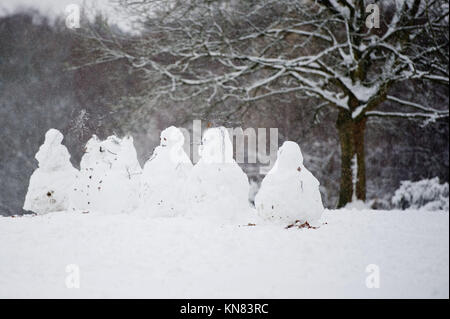 Sutton Coldfield, Großbritannien. September 2017. Schneemannenreihe im Wald. Allgemeine Ansicht von schweren Schneefall in Sutton Coldfield, West Midlands, Großbritannien. Eine bernsteinfarbene Warnung vor schwerem Schnee, der am Sonntag, dem 10. Dezember 2017, um 4 Uhr morgens beginnt, wurde für die West Midlands ausgegeben. Quelle: NexusPix/Alamy Live News Stockfoto