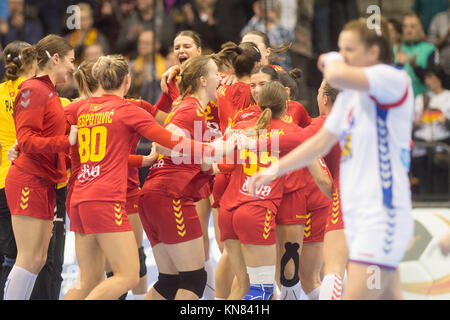 Magdeburg, Deutschland. 10 Dez, 2017. Die Montenegro Spieler feiern ihren Sieg bei den Frauen Handball WM-Match zwischen Serbien und Montenegro auf die getec-Arena in Magdeburg, Deutschland, 10. Dezember 2017. Credit: Klaus-Dietmar Gabbert/dpa-Zentralbild/dpa/Alamy leben Nachrichten Stockfoto