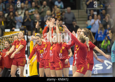 Magdeburg, Deutschland. 10 Dez, 2017. Die Montenegro Spieler feiern ihren Sieg bei den Frauen Handball WM-Match zwischen Serbien und Montenegro auf die getec-Arena in Magdeburg, Deutschland, 10. Dezember 2017. Credit: Klaus-Dietmar Gabbert/dpa-Zentralbild/dpa/Alamy leben Nachrichten Stockfoto