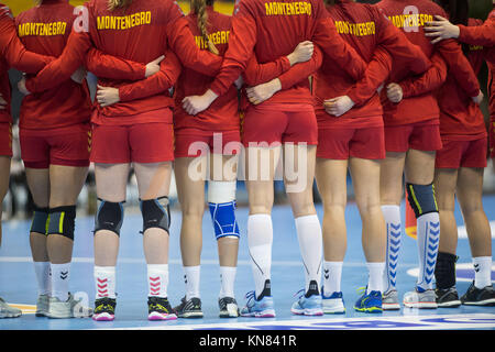 Magdeburg, Deutschland. 10 Dez, 2017. Die Montenegro Spieler singen die Nationalhymne bei den Frauen Handball WM-Match zwischen Serbien und Montenegro auf die getec-Arena in Magdeburg, Deutschland, 10. Dezember 2017. Credit: Klaus-Dietmar Gabbert/dpa-Zentralbild/dpa/Alamy leben Nachrichten Stockfoto