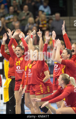 Magdeburg, Deutschland. 10 Dez, 2017. Die Montenegro Spieler feiern ihren Sieg bei den Frauen Handball WM-Match zwischen Serbien und Montenegro auf die getec-Arena in Magdeburg, Deutschland, 10. Dezember 2017. Credit: Klaus-Dietmar Gabbert/dpa-Zentralbild/dpa/Alamy leben Nachrichten Stockfoto