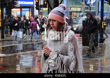 London, Großbritannien. 10 Dez, 2017. Christmas Shopping in der Oxford Street dieser Sonntag in London wie der Schnee fällt im ganzen Land, die die festliche spirt. Credit: Nigel Bowles/Alamy leben Nachrichten Stockfoto