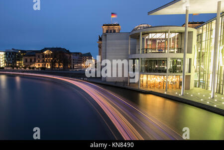 Berlin, Deutschland. 10 Dez, 2017. Ausflugsschiffe lassen leichte Wanderwege auf der Spree am frühen Abend von Paul Loebe Haus Berlin, Deutschland, 10. Dezember 2017. (Lange BELICHTUNGSZEIT) FOTO Credit: Paul Zinken/dpa/Alamy leben Nachrichten Stockfoto