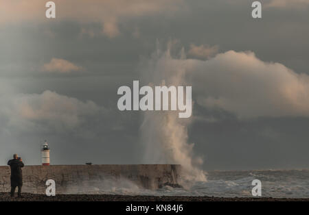 Newhaven, East Sussex, UK..10. Dezember 2017..Cold Wind peitscht die Wellen an der Südküste hoch. Stockfoto