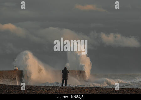 Newhaven, East Sussex, UK..10. Dezember 2017..Cold Wind peitscht die Wellen an der Südküste hoch. Stockfoto