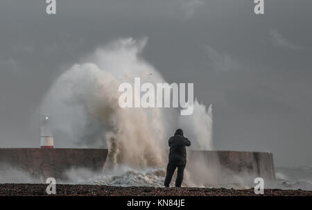 Newhaven, East Sussex, UK..10. Dezember 2017..Cold Wind peitscht die Wellen an der Südküste hoch. Stockfoto