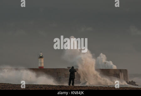 Newhaven, East Sussex, UK..10. Dezember 2017..Cold Wind peitscht die Wellen an der Südküste hoch. Stockfoto