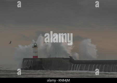 Newhaven, East Sussex, UK..10. Dezember 2017..Cold Wind peitscht die Wellen an der Südküste hoch. Stockfoto