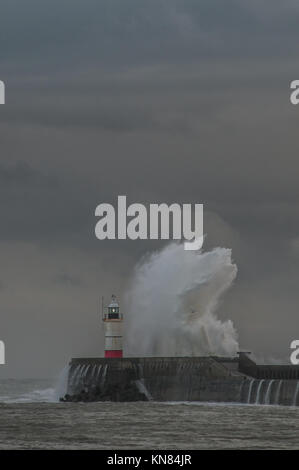 Newhaven, East Sussex, UK..10. Dezember 2017..Cold Wind peitscht die Wellen an der Südküste hoch. Stockfoto