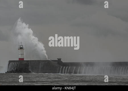 Newhaven, East Sussex, UK..10. Dezember 2017..Cold Wind peitscht die Wellen an der Südküste hoch. Stockfoto