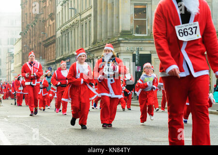 Glasgow, Schottland, Großbritannien. 10. Dezember 2017: Tausende Teilnehmer in Santa Anzüge gekleidet werden, nehmen an der jährlichen Glasgow Santa Strich durch die Innenstadt bei eisiger Kälte - in einem 5k festliche Liebe Fun Run organisiert, um Mittel für gute Zwecke erheben. Nominiert ist in diesem Jahr die Nächstenliebe ist die Beatson Krebs Liebe. Credit: Skully/Alamy leben Nachrichten Stockfoto