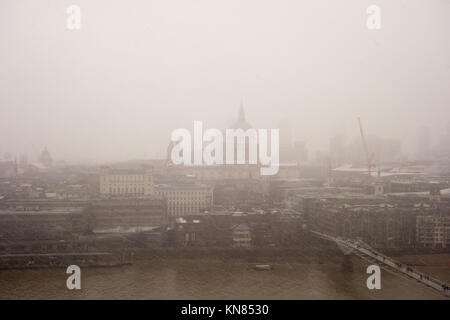 LONDON, GROSSBRITANNIEN. 10 Dez, 2017. Schnee fällt auf die Stadt London können von den Level in der Tate Modern zu sehen. Credit: Fawcitt/Alamy Leben Nachrichten. Stockfoto