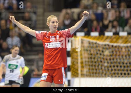 Magdeburg, Deutschland. 10 Dez, 2017. Dänemark Mette Tranborg feiert während der Frauen Handball WM-Match zwischen Deutschland und Dänemark bei der getec-Arena in Magdeburg, Deutschland, 10. Dezember 2017. Credit: Klaus-Dietmar Gabbert/dpa-Zentralbild/ZB/dpa/Alamy leben Nachrichten Stockfoto