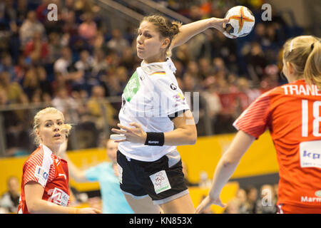 Magdeburg, Deutschland. Dezember 2017. Die deutsche Xenia Smits wirft sich beim Handball-Weltmeisterschaftsspiel der Frauen zwischen Deutschland und Dänemark in der GETEC Arena in Magdeburg, Deutschland, am 10. Dezember 2017. Quelle: Klaus-Dietmar Gabbert/dpa-Zentralbild/ZB/dpa/Alamy Live News Stockfoto