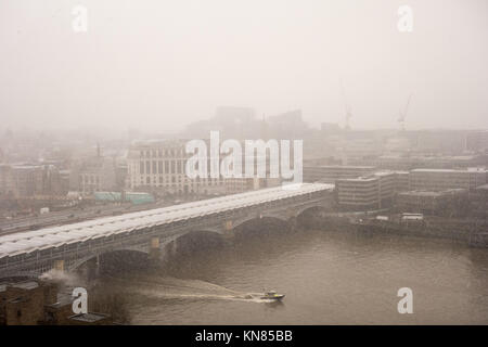 LONDON, GROSSBRITANNIEN. 10 Dez, 2017. Schwere Schnee fallen über London heute könnte Reisen Chaos an Blackfriars Station am Montag morgen führen. Credit: Fawcitt/Alamy Leben Nachrichten. Stockfoto