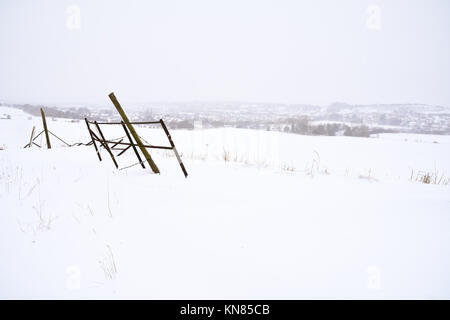 Cannock Chase, UK. 10. Dezember, 2017. Cannock Chase und die umliegenden Bereiche mit starker Schneefall in der gesamten Sonntag, den 10. Dezember 2017 behandelt. Schulen sind für Montag geschlossen, da die Temperaturen zu kämpfen über dem Gefrierpunkt zu erreichen sind, so dass kein Tauwetter in absehbarer Zeit zu erwarten ist. Credit: Daniel James Armishaw/Alamy leben Nachrichten Stockfoto