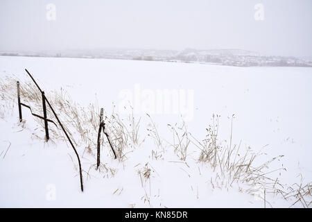 Cannock Chase, UK. 10. Dezember, 2017. Cannock Chase und die umliegenden Bereiche mit starker Schneefall in der gesamten Sonntag, den 10. Dezember 2017 behandelt. Schulen sind für Montag geschlossen, da die Temperaturen zu kämpfen über dem Gefrierpunkt zu erreichen sind, so dass kein Tauwetter in absehbarer Zeit zu erwarten ist. Credit: Daniel James Armishaw/Alamy leben Nachrichten Stockfoto