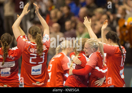 Magdeburg, Deutschland. 10. Dez 2017. Dänische Spieler feiern ihren Sieg beim Handball-WM-Spiel der Frauen zwischen Deutschland und Dänemark in der GETEC Arena in Magdeburg, Deutschland, am 10. Dezember 2017. Quelle: Klaus-Dietmar Gabbert/dpa-Zentralbild/ZB/dpa/Alamy Live News Stockfoto