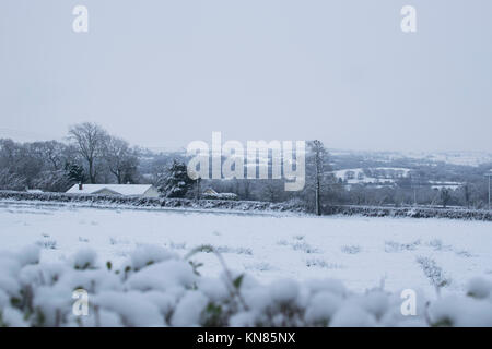 West Wales, UK. Land fegte mit prognostizierten Schnee, wodurch eine Reihe von Schulen in ländlichen Gebieten zu schließen. Harriet Baggley: Dezember 2017 Stockfoto