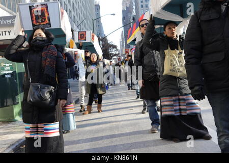 New York, NY, USA. 10. Dez, 2017. Eine große März von Tibetern und Unterstützer fand in New York City am 10. Dezember, 2017. Die große Volksmenge marschierten von den Vereinten Nationen, über 42 nd. Straße und durch den Times Square. Viele symbolische Särge, die die Bilder und Namen von Hunderten von Tibetern, die sich selbst als die einzige immolated Gewaltlosigkeit Protest gegen die Fortsetzung der chinesischen Unterdrückung wurde vorstehend angezeigt. © 2017 G. Ronald Lopez/DigiPixsAgain. us/Alamy leben Nachrichten Stockfoto