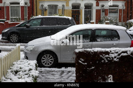 London, Großbritannien. 10 Dez, 2017. Der Schnee Fahrzeuge, Straßen und Gehwege in der Holloway Bezirk im Norden von London, Großbritannien, 10. Dezember 2017 Quelle: Johannes Voos/TSL/Alamy leben Nachrichten Stockfoto